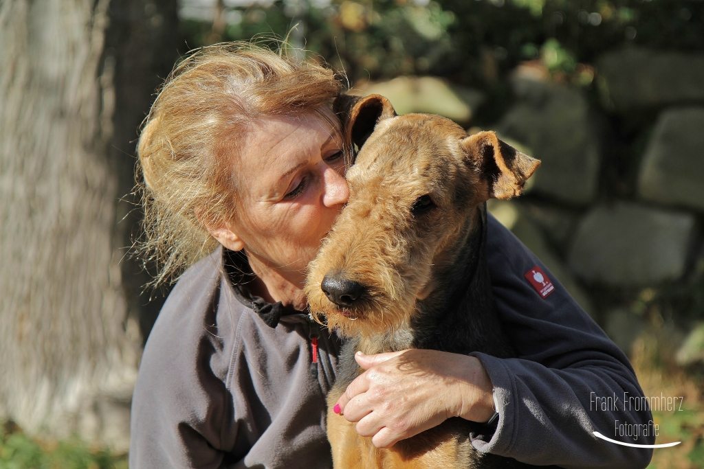 Airedale Terrier Sido mit Frauchen