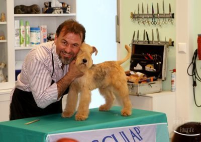 Denys Lorrain mit Lakeland Terrier frontal