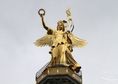 Berliner Siegessäule - Bronzeskulptur Viktoria mit Lorbeerkranz und eisernem Kreuz