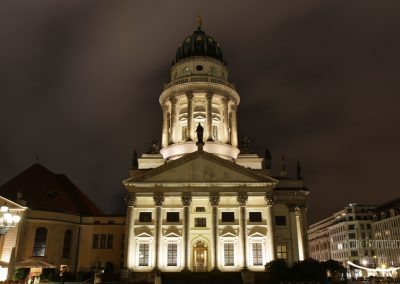 Französische Friedrichstadtkirche am Berliner Gendarmenmarkt bei Nacht