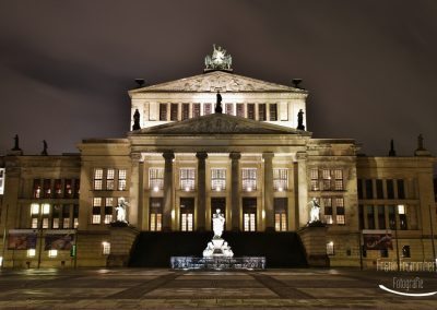 Konzerthaus am Berliner Gendarmenmarkt bei Nacht