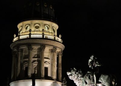 Kuppel der Französischen Friedrichstadtkirche am Berliner Gendarmenmarkt bei Nacht