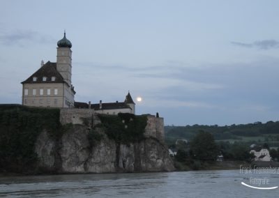 Schloss Schönbühel mit Vollmond
