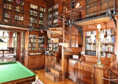 Schloss Bibliothek mit Wendeltreppe