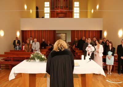 Blick vom Altar in die Kirche bei der Taufe