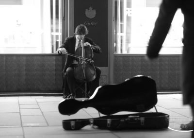 Cellist vor Cartier am Graben