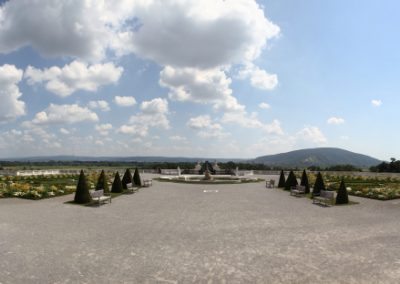 Schlosspark im Schloss Hof mit Blick auf die Slowakei